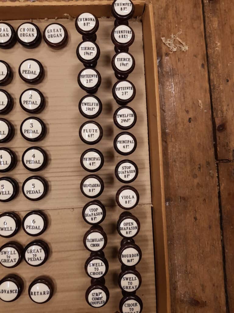 Stop knobs department and pedal pistons