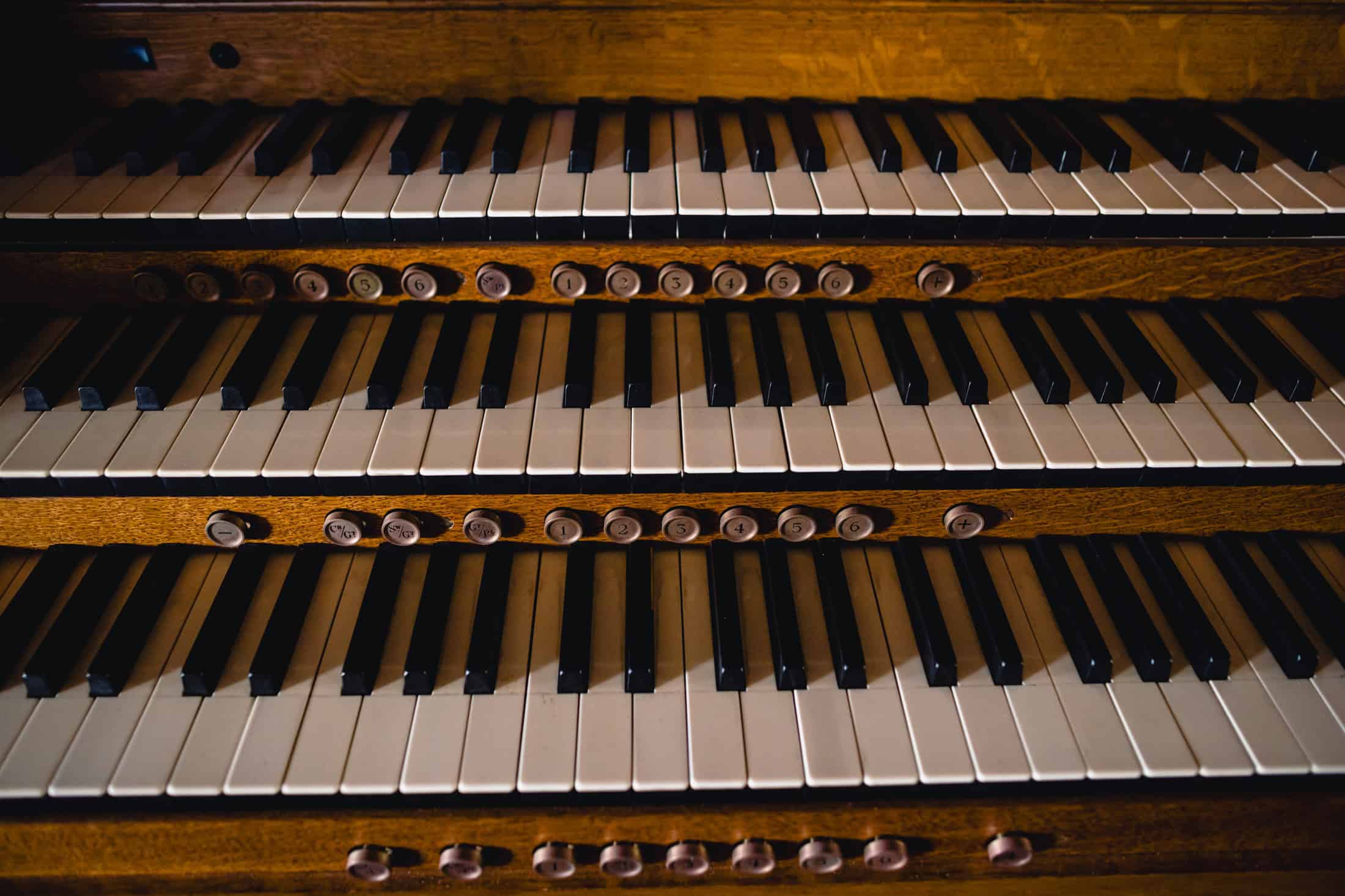 Chelsea Old Church organ close-up to see the keys